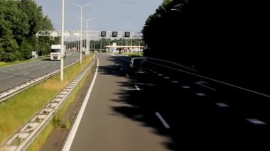 Cloads ile akaryakıt istasyonu tarafından Otoban A12 üzerinde otobüs sürüş