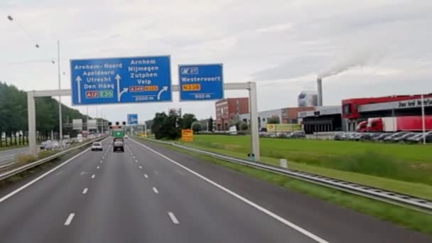 Pohled z okna na dvoupatrový autobus na dálnici třípruhový v Amsterdamu průmyslová zóna — Stock video