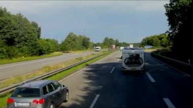 Çift katlı otobüs otoyol A12 üzerinde pencere görünümünden