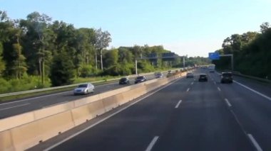 Üç şeritli otoyol, Autobahn erken yaz sabahı, otobüs sürüş.