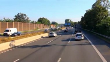 Üç şeritli otoyol, Autobahn erken yaz sabahı, otobüs sürüş.