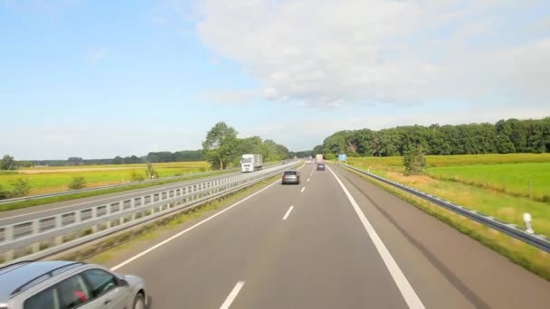 Blick aus dem Fenster auf den Doppeldeckerbus auf der dreispurigen Autobahn, Deutschland — Stockvideo