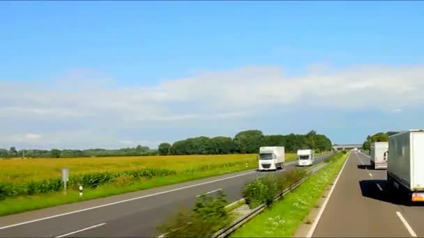 Windturbine elektrické generátory na levé straně silnice na pozadí oblohy Cloude. Časová prodleva. — Stock video