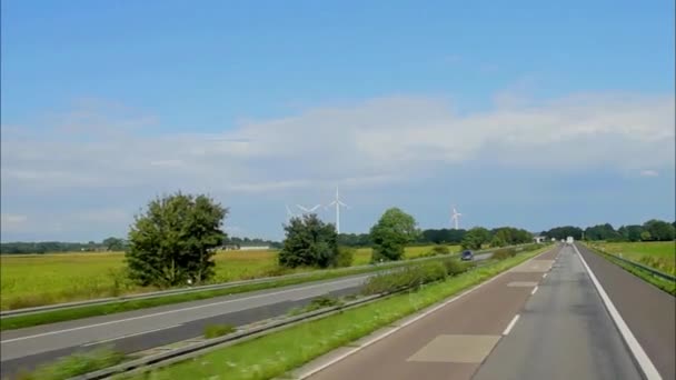 Windturbine elektrische Generatoren auf der linken Seite der Autobahn auf bewölkten Himmel Hintergrund. Holland — Stockvideo