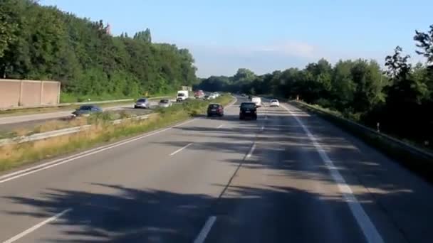 Νωρίς το πρωί το καλοκαίρι στον αυτοκινητόδρομο τριών λωρίδων, Autobahn, με Cloads. Γερμανία — Αρχείο Βίντεο