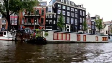 Tekne yelken Amsterdam'ın tarihi bölümü tarafından