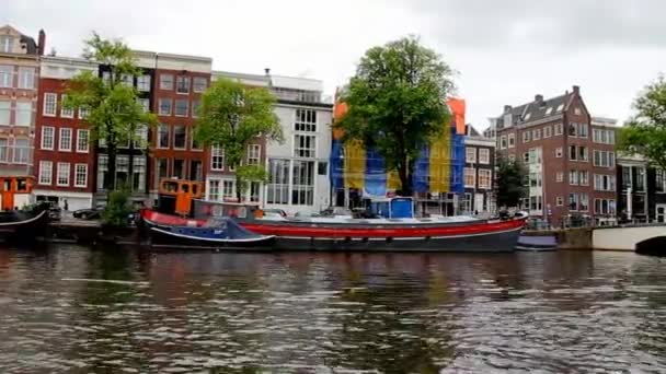 Blick auf den historischen Teil Amsterdams vom Boot aus — Stockvideo