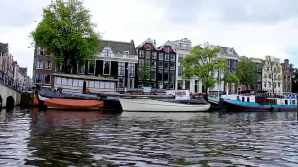 Парусник на исторической части Амстердама — стоковое видео