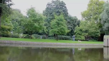 Turist tekne yelken bir Amsterdam'ın parklar tarafından bulutlu yaz gününde