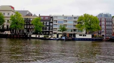 Yelkenli tekne üzerinden Amsterdam'ın tarihi bölümünün görünümünü