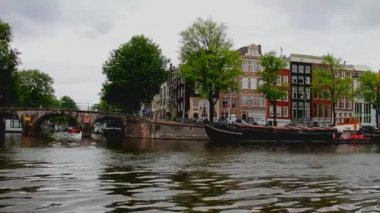 Yelkenli tekne üzerinden Amsterdam'ın tarihi bölümünün görünümünü