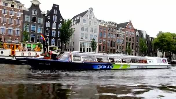 Båten seglar av historiska delen av Amsterdam — Stockvideo