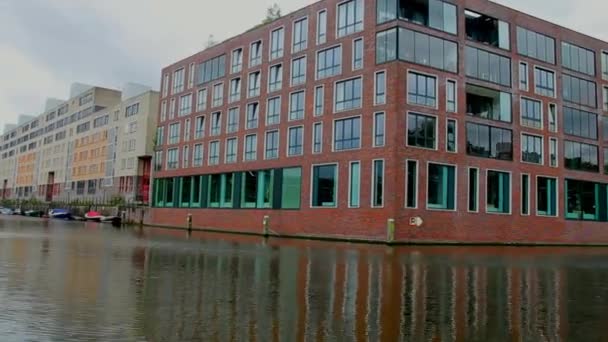 Vela de barco em Amsterdã no dia de verão nublado — Vídeo de Stock