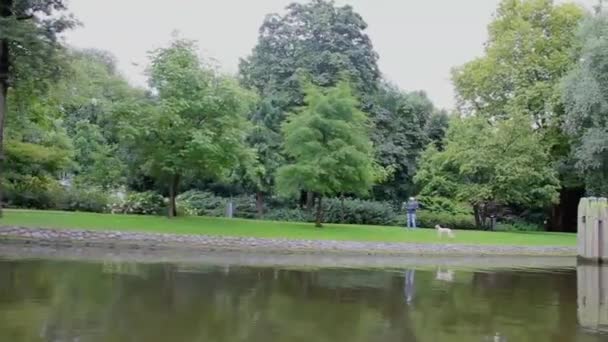 Tourist Boat Sail by One of Amsterdam 's Parks at Cloudy Summer Day — стоковое видео