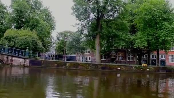 Turist båten segla en av Amsterdams parker — Stockvideo