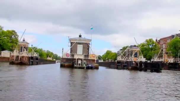 Pohled na historické části Amsterdamu z plachetnice — Stock video