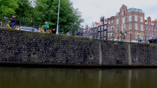 Bekijken van de oude toeristische boot Amsterdam — Stockvideo