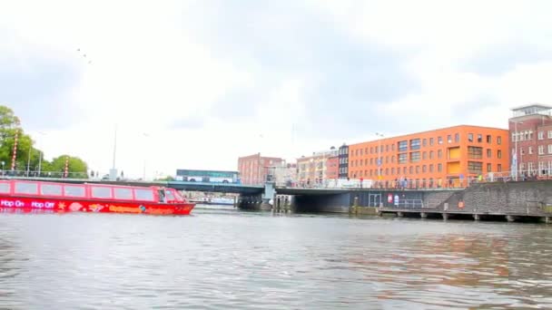 Boot varen in Amsterdam — Stockvideo