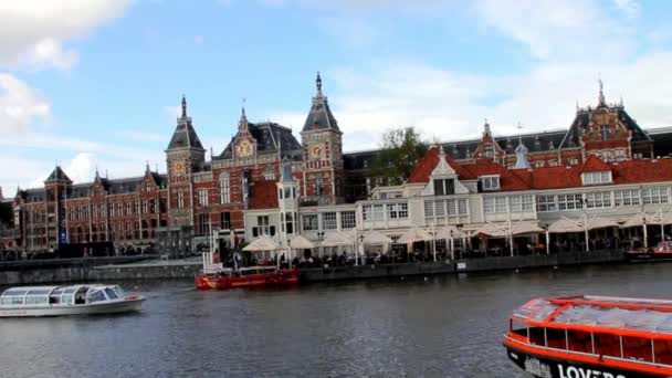 Amstel rivier op Central Railway Station achtergrond. Amsterdam — Stockvideo