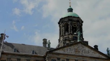Kraliyet Sarayı, Hollanda'nın Amsterdam, Dam Meydanı belediye binasına üst kısmı