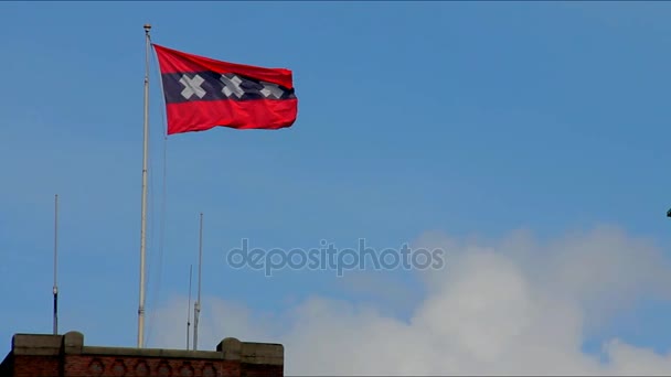 Flagge von amsterdam auf austauschhaus in der nähe damm platz im zentrum von amsterdam — Stockvideo