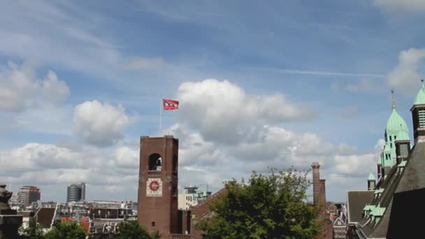 Flagge von amsterdam auf austauschhaus in der nähe damm platz im zentrum von amsterdam — Stockvideo