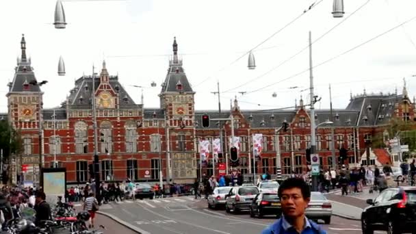 在阿姆斯特丹中央铁路车站门面 — 图库视频影像
