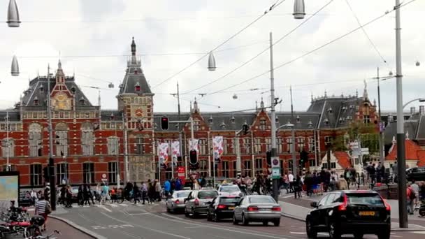 アムステルダムの中央鉄道駅のファサード — ストック動画