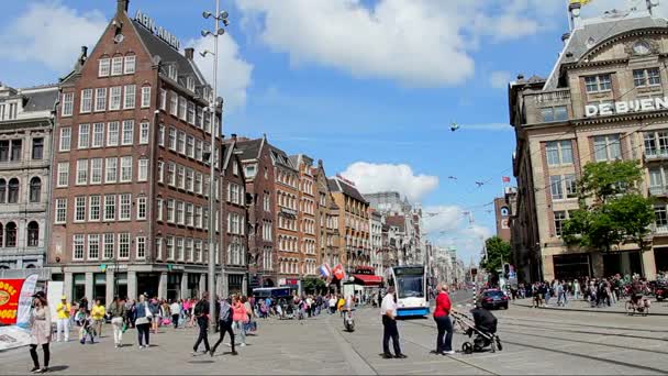 Náměstí Dam v části centra Amsterdamu na pozadí modré oblohy — Stock video