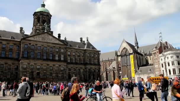 Royal Palace of de City Hall en de Nieuwe Kerk op de dam — Stockvideo