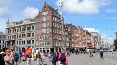 Turistler ve yerliler Dam Square Amsterdam şehrin üzerinde yüzlerce.