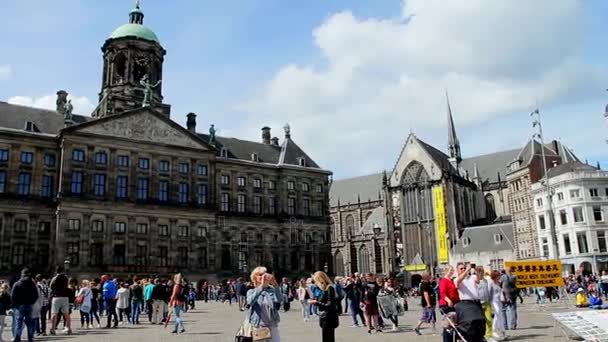 Kungliga slottet eller stadshuset och Nieuwe Kerk på Dam-torget i Amsterdam, Nederländerna — Stockvideo