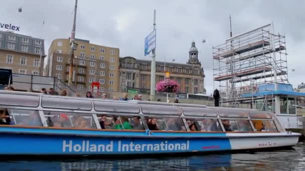 Barcos Navega en el río Amstel en Ámsterdam . — Vídeos de Stock