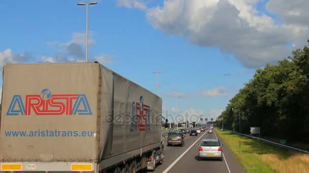 Traffico sull'autostrada A12 in orario serale. Paesi Bassi — Video Stock