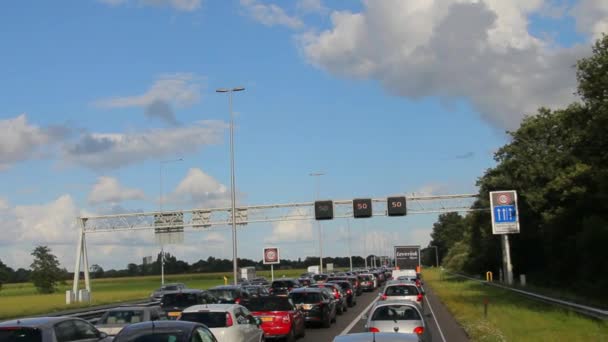 Traffico sull'autostrada A12 in orario serale. Paesi Bassi — Video Stock