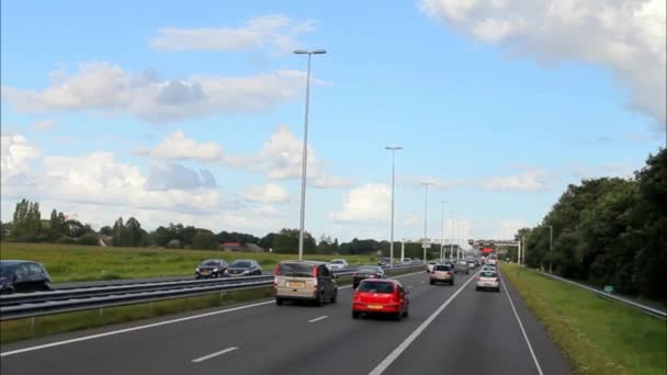 Κυκλοφορίας στον αυτοκινητόδρομο Α12 στο χρόνο βράδυ. Ολλανδία — Αρχείο Βίντεο