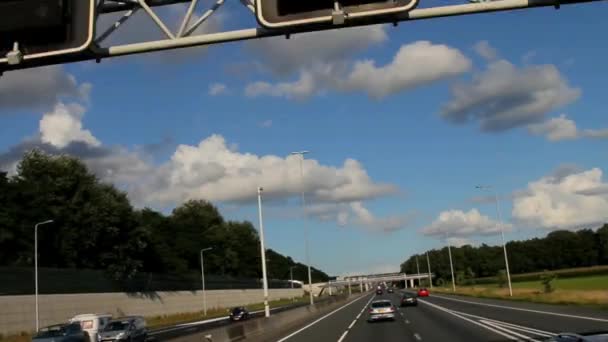 Forgalom autópálya A12-es autópálya az esti órákban. Hollandia — Stock videók
