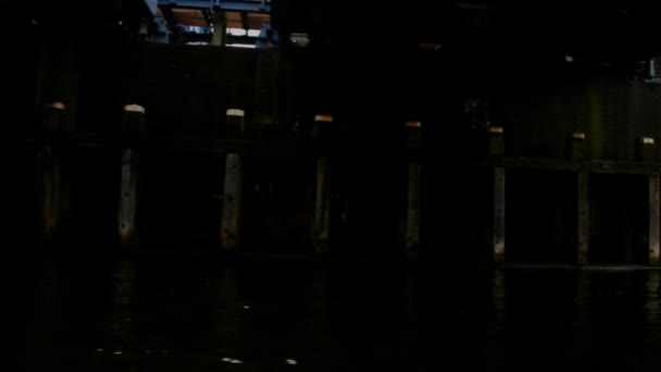 Pod mostem. Lodě plují v Amsterdamu — Stock video