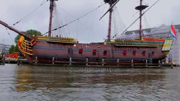 旧的阿姆斯特丹船的复制品。阿姆斯特丹。荷兰 — 图库视频影像