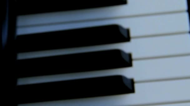 Detailní záběr klavírních kláves — Stock video
