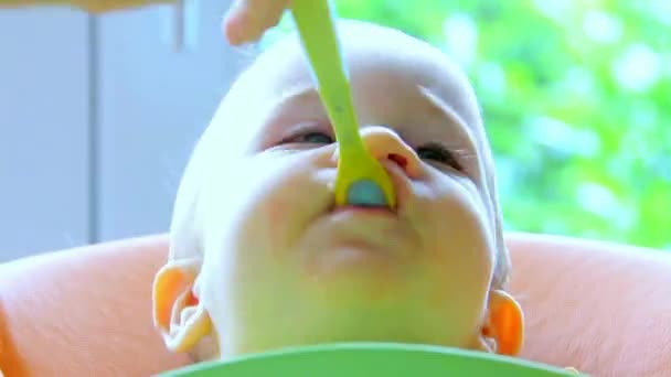 Mignon petit garçon est nourri à l'aide d'une cuillère, pousse intérieure — Video