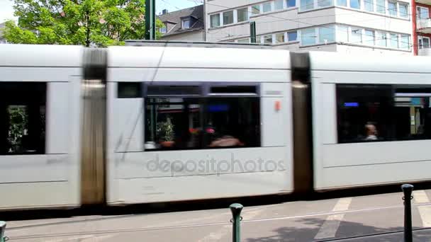 Tagsüber an einer der Hauptstraßen mit eiligen Menschen, Auto und Straßenbahn — Stockvideo