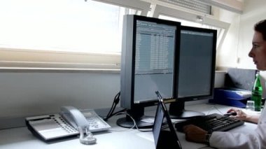 Genç kadın doktor hasta Famale meme kanseri araştırmaları bilgisayardaki sonuçlarını inceler