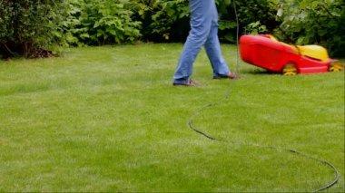 Adam kesme çim elektrikli çim biçme makinesi ile.