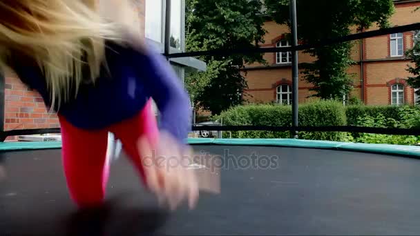 Meisje springen op de Trampoline bij op erf van privéwoning — Stockvideo