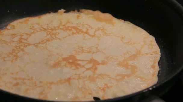 Weergave van de macro van gebakken pannenkoek op de Pan. Time-lapse — Stockvideo