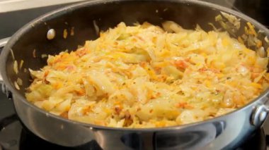 bir tavada kızarmış lahana