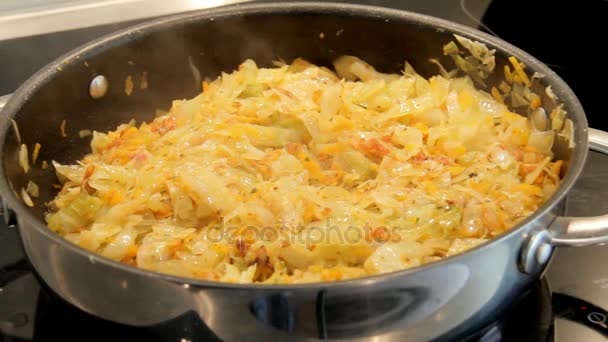 У сковороді, капуста смажені — стокове відео