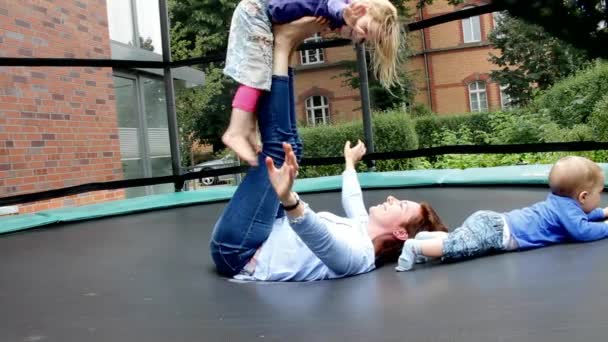 Família em um trampolim . — Vídeo de Stock