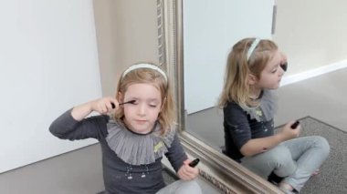 Küçük kız kirpik ile anne boya kadar yapar